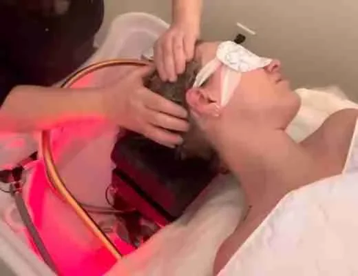 Soin esthétique du cuir chevelu avec lumière rouge et masque pour les yeux