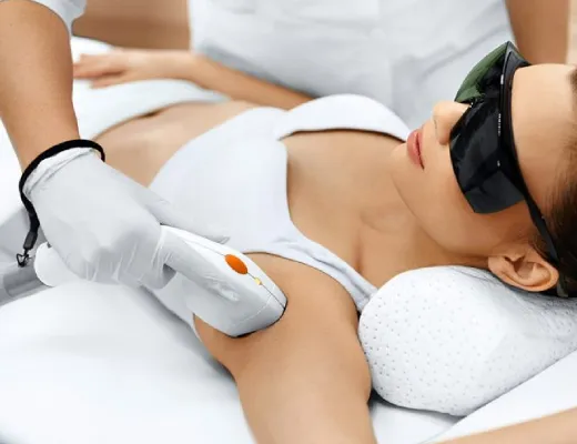 Procédure d'épilation laser des aisselles