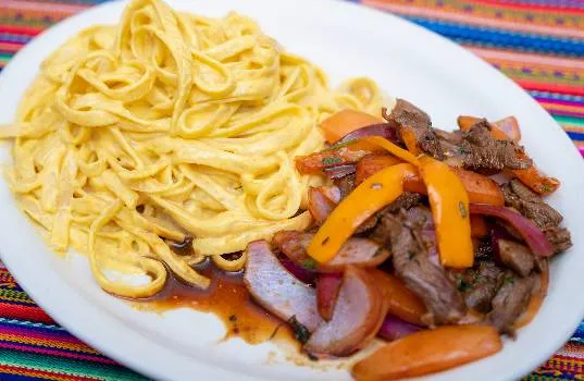 Offrez-vous une soirée gastronomique en utilisant notre coupon rabais exclusif pour un menu dégustation de plats péruviens authentiques.