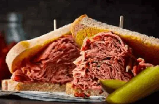 Délicieux sandwich à la viande fumée et fromage fondant