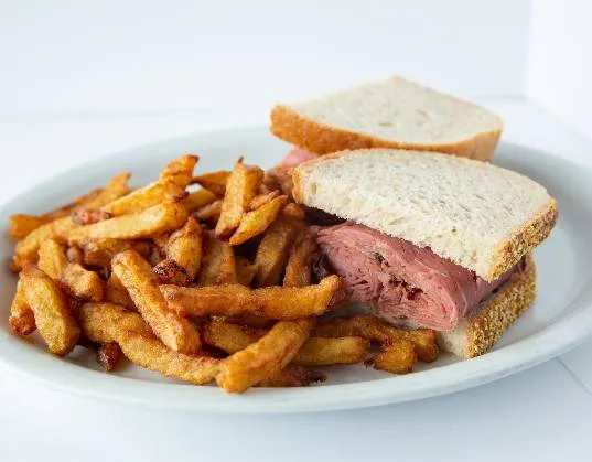 Rabais sur un smoked meat au Restaurant