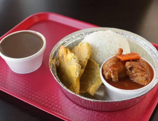 savourer des plats haïtiens frais et savoureux dans notre restaurant.